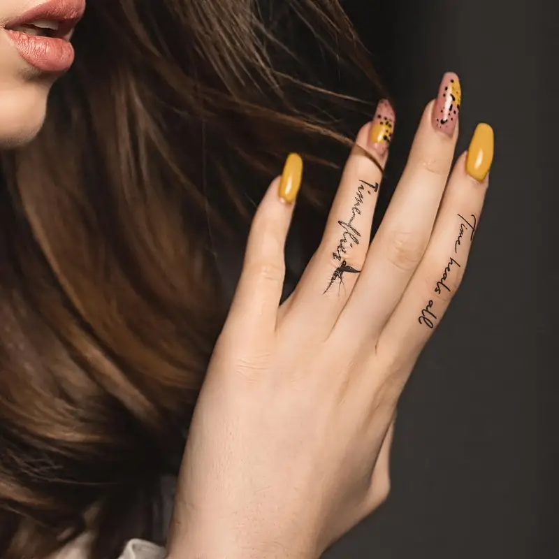 STARTTOOS 4er-Set Temporäre Tattoos - Schwarzer Herzschlag, Liebessprüche, Blumen- & Schmetterlingsdesigns für Finger, Handgelenke, Ohren - Hält 3-5 Tage