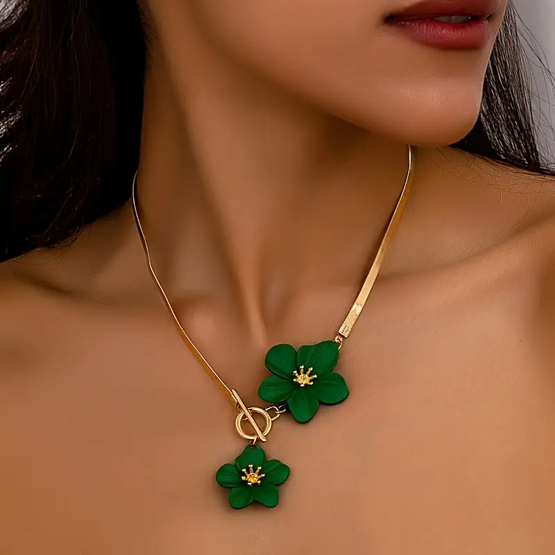 Goldfarbene Doppelte Weiße Blumen-Anhänger Halskette für Damen - Elegante Minimalistische Ketten-Schmuckstücke für den Alltag & Partys, Vielseitiges Ganzjahres-Accessoire, Party-Zubehör, Anspruchsvoller Stil, Luxuriöser Finish