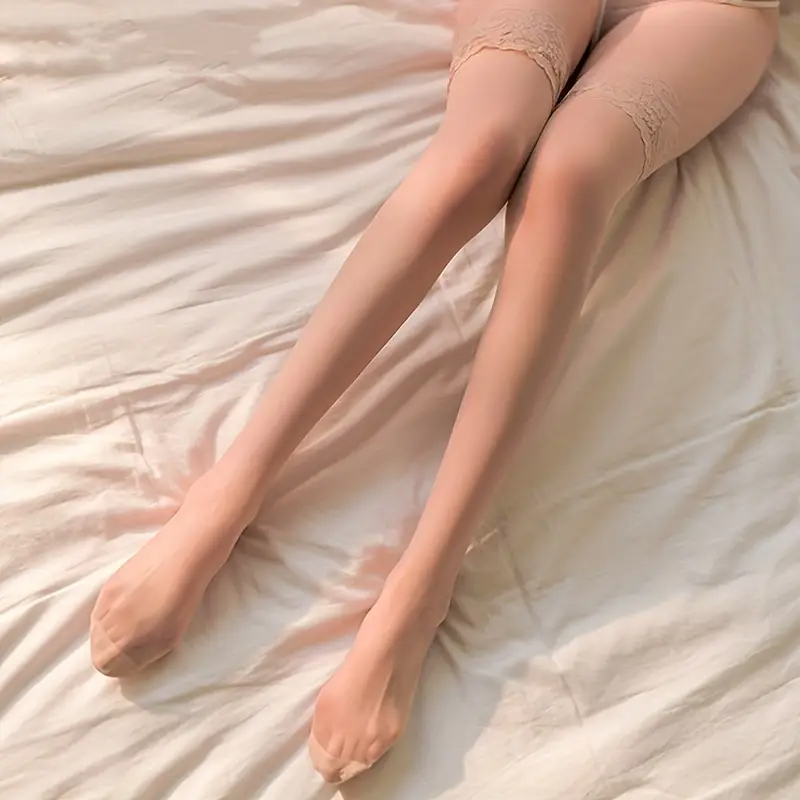 Paar schwarzer seer Thigh-High Strümpfe mit Spitze und Fischnet-Design für ein seduktives Aussehen