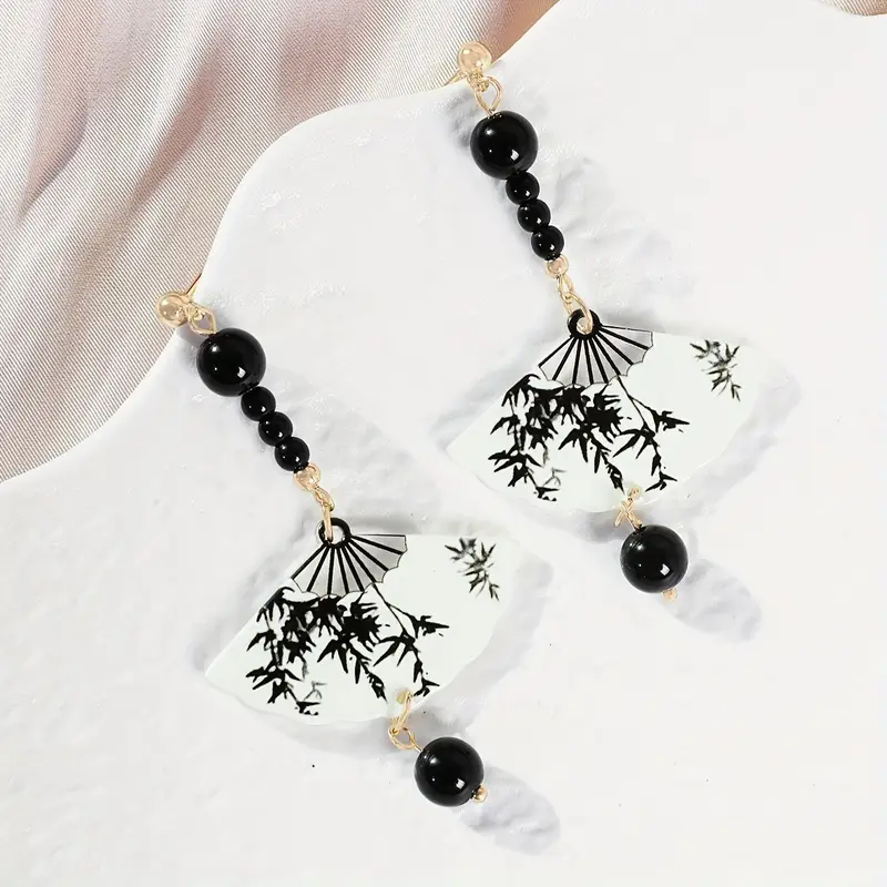 Modische retro chinesische Ohrringe in Fächerform aus silberfarbenem Harz mit Langnadel-Tuschemalerei für Damen